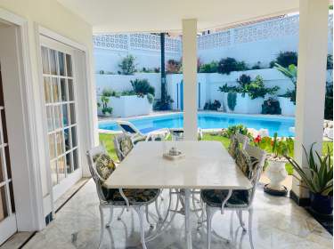 Villa mit Grundstück und Terrassen Villa mit Grundstück und Terrassen