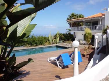 Villa mit Infinity-Pool und Meeresb