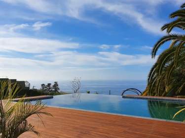 Ferienhaus mit Pool, Meerblick