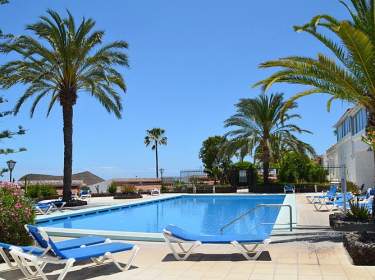 Haushälfte mit Pool und Terrasse