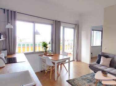 Ferienwohnung mit möbliertem Balkon