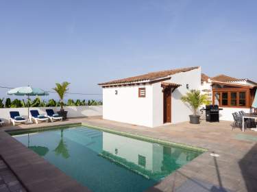 Kanarisches Haus mit beh. Pool